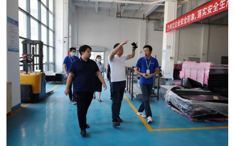 壹創(chuàng  )快訊｜熱烈歡迎 南方乳業(yè)董事長(cháng)吳新高一行光臨壹創(chuàng  )科技參觀(guān)指導